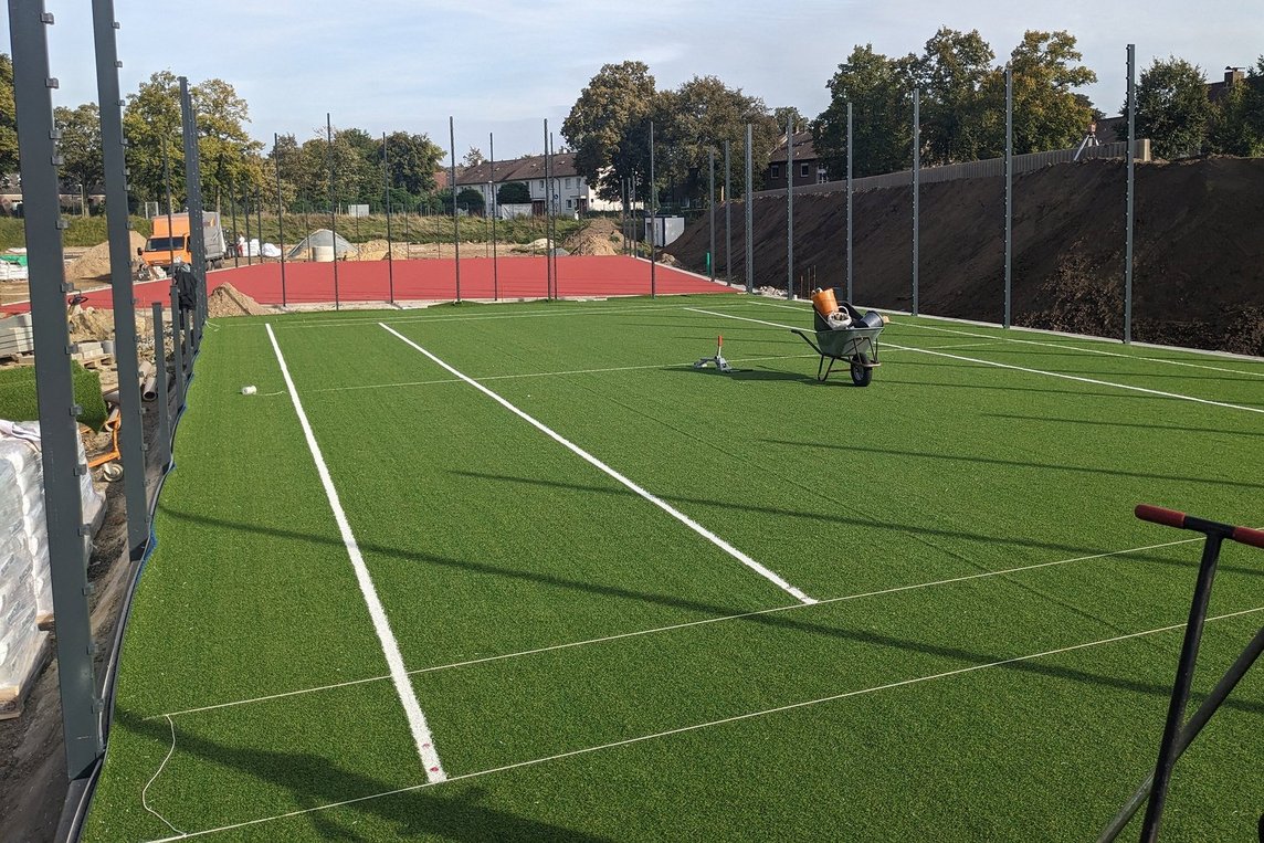 Dieses Foto zeigt den neu verlegten Kunstrasen des Soccerfeldes auf dem Sportplatz an den Wiesen. 