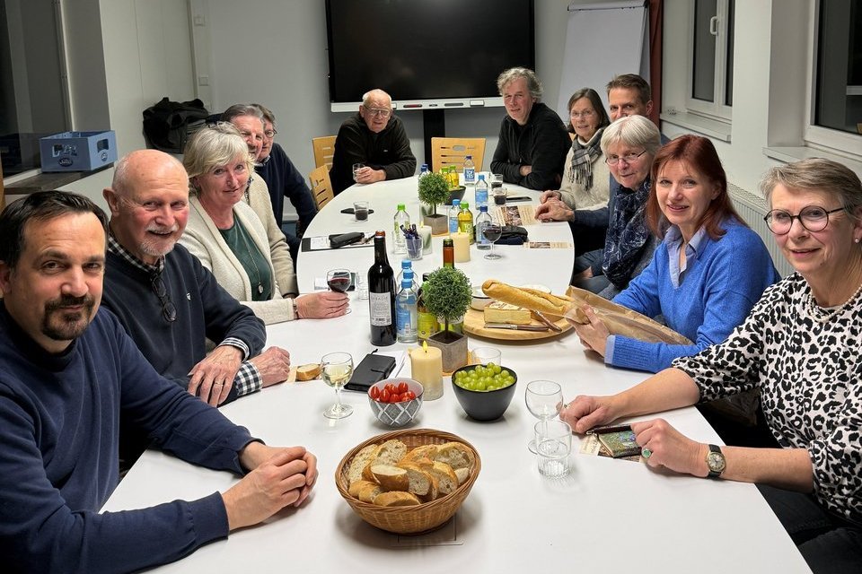 In der Alten Sparkasse traf sich das Partnerschaftskomitees (Pako) Dülmen e.V. zur Mitgliederversammlung. Vorsitzende Eva Vasmer (2. V. re.) berichtete von den Veranstaltungen des vergangenen Jahres und stellte Pläne für 2026 vor. Foto: Stadt Dülmen/Kannacher