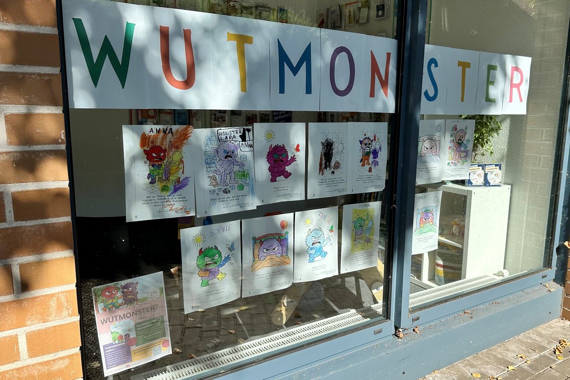 Die Ergebnisse der kreativen Mitmachlesung, bei der Kinder auch malen durften, sind noch bis zu den Herbstferien im Schaufenster des Ankerpunktes in der Overbergpassage zu sehen.