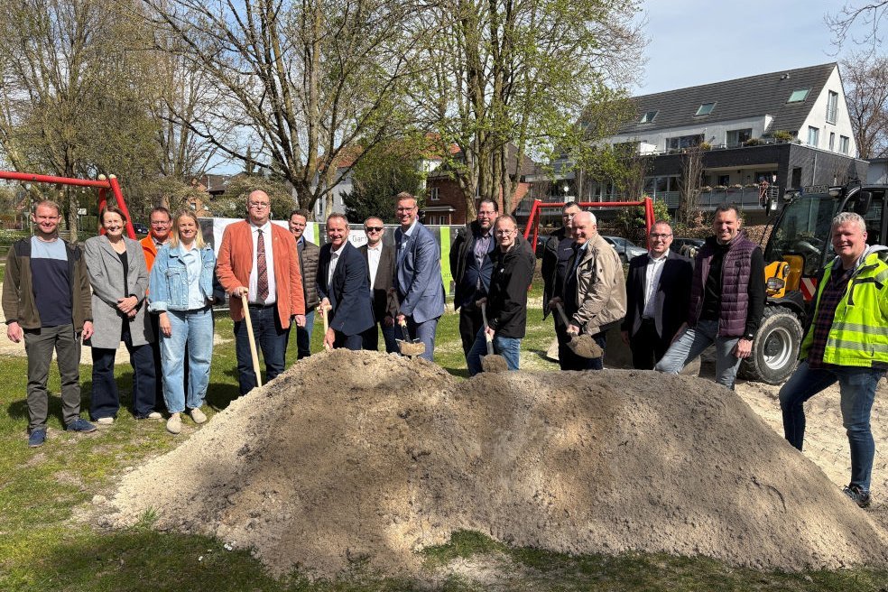 Dieses Foto zeigt den Spatenstich für den neuen Stadtpark An den Wiesen