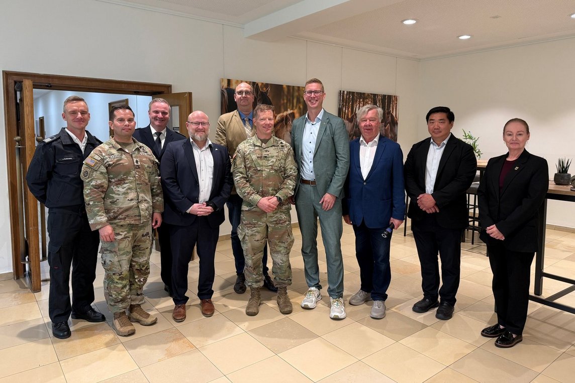 Bürgermeister Carsten Hövekamp (4. v. re.) und Erster Beigeordneter Christoph Noelke (5. v. li.) begrüßten Colonel Peter J. Young (5. v. re) sowie weitere Vertreterinnen und Vertreter der US Army im Dülmener Rathaus. Auch Vertreter von Polizei und Feuerwehr sowie Generalmajor a.D. Robert Bergmann nahmen an dem Termin teil. Foto: Stadt Dülmen