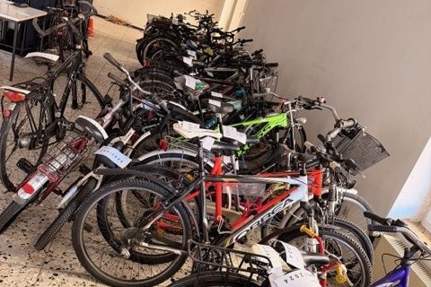 Das Foto zeigt zahlreiche Fahrräder in einem Keller.