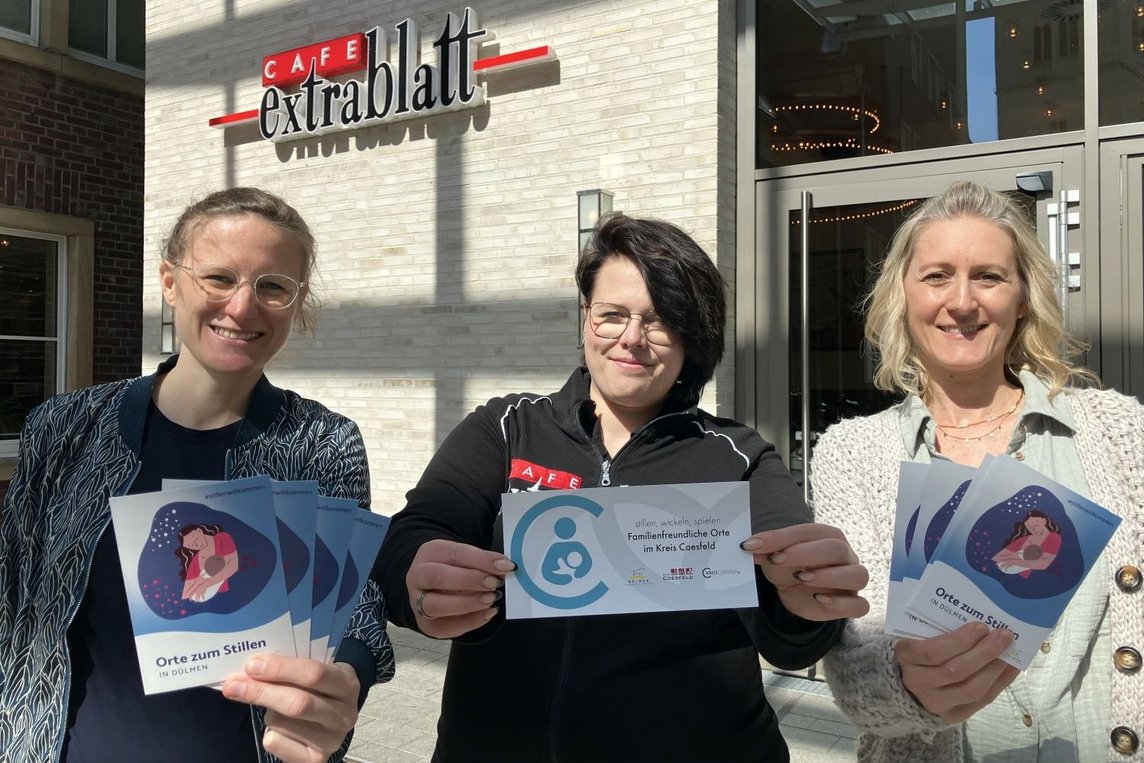 Dieses Foto zeigt Christina Hörbelt, Jennifer Hötker vom Café Extrablatt und Hebamme Meike Symanzik
