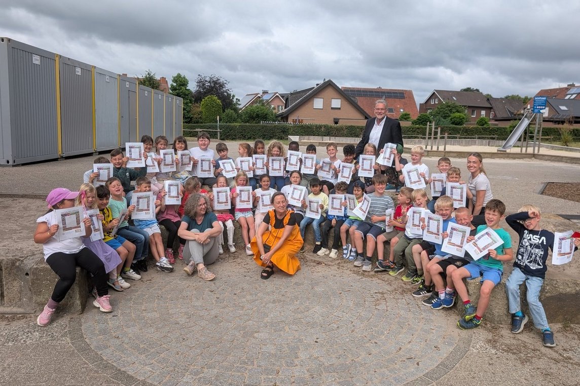 Kinder des Familienzentrums Kinderhaus "Am Luchtbach" und der Anna-Katharina-Emmerick-Grundschule freuen sich über ihre Mathelino-Urkunden. Foto: Stadt Dülmen