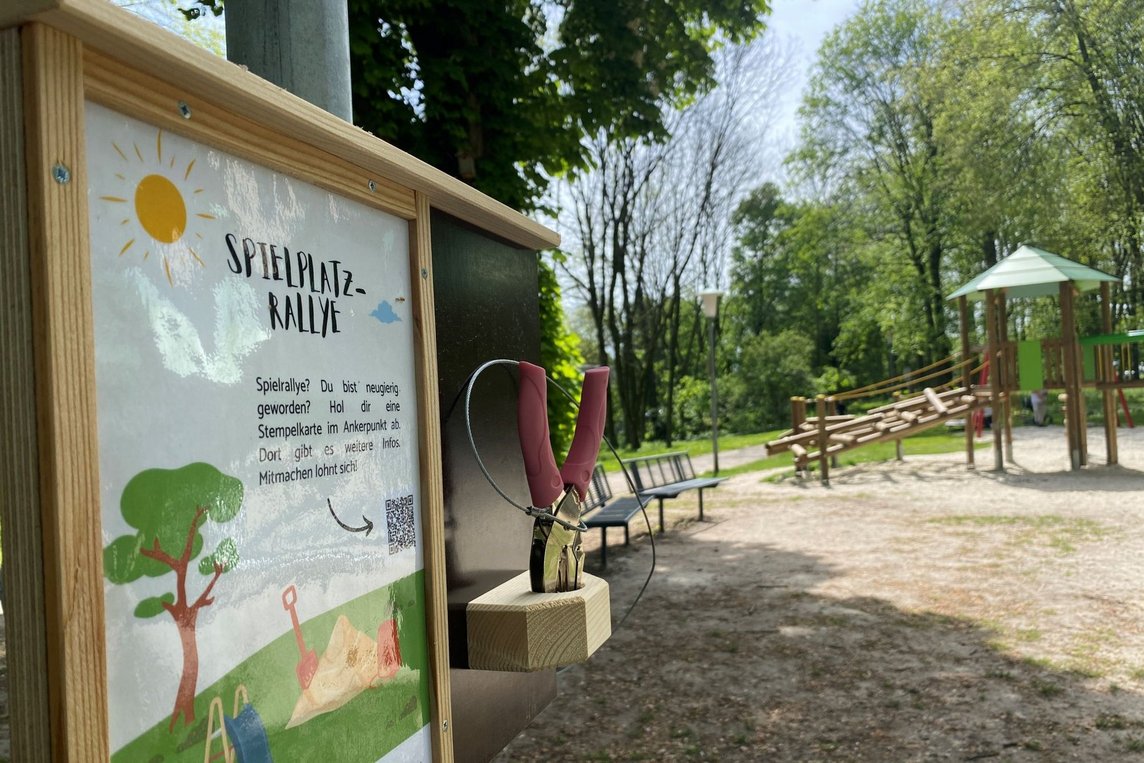 Das Foto zeigt die Stempelstation auf einem Spielplatz.