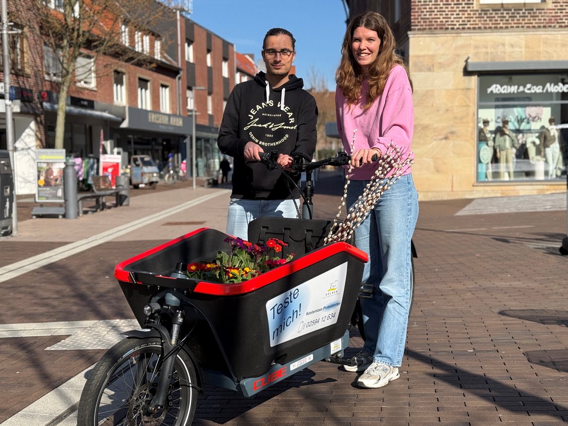 Das Foto zeigt Lennart Mania und Katharina Stamer mit dem Lastenrad in der Dülmener Innenstadt. 