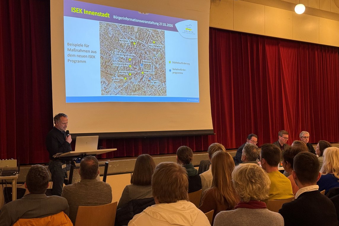Philipp Scholz vom städtischen Fachbereich Stadtentwicklung (vorne li.) stellte gemeinsam mit Stefan Damen vom Fachbereich Tiefbau (vorne re.) den aktuellen Planungsstand für die ISEK-Projekte vor. Auch Bürgermeister Carsten Hövekamp und Stadtbaurat Markus Mönter standen für Fragen und Anregungen zur Verfügung. 