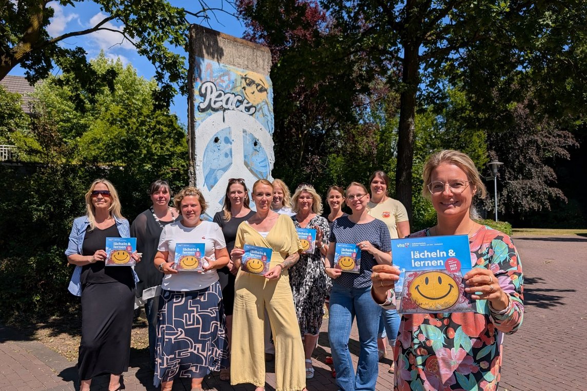 VHS-Leiterin Dr. Marie Hologa (vorne) und ihr Team präsentieren das neue Jahres Programm „Lächeln & Lernen“. Foto: Stadt Dülmen