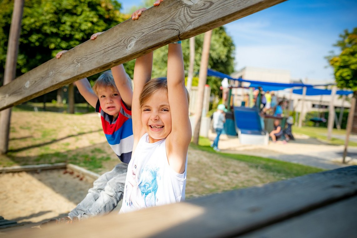 Dieses Foto zeigt zwei spielende Kinder