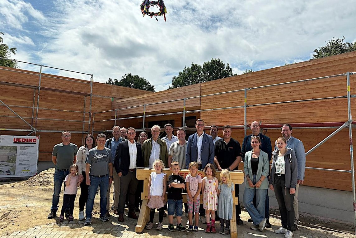 Dieses Foto zeigt die Teilnehemnden des Richtfestes. 