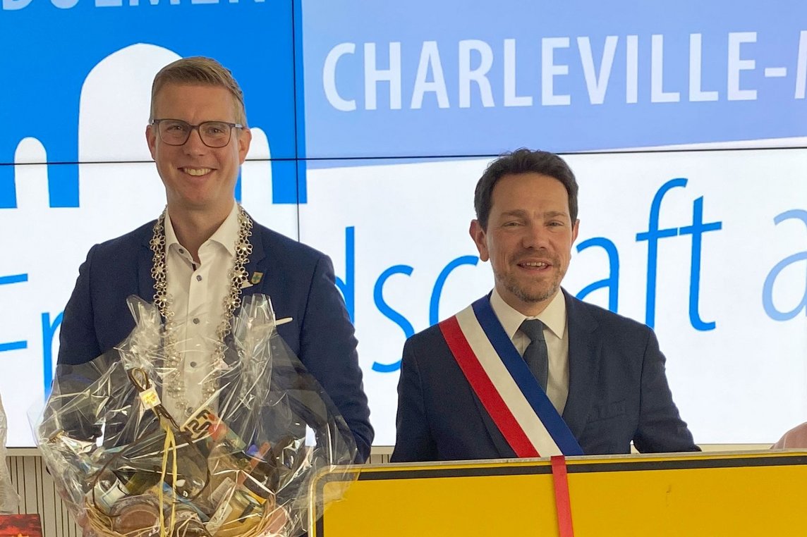Im Mai 2023 trafen sich Bürgermeister Carsten Hövekamp (li.) sein Amtskollege Boris Ravignon aus Charleville-Mézières aus Anlass des 60-jährigen Bestehens der Städtepartnerschaft in Dülmen. 
