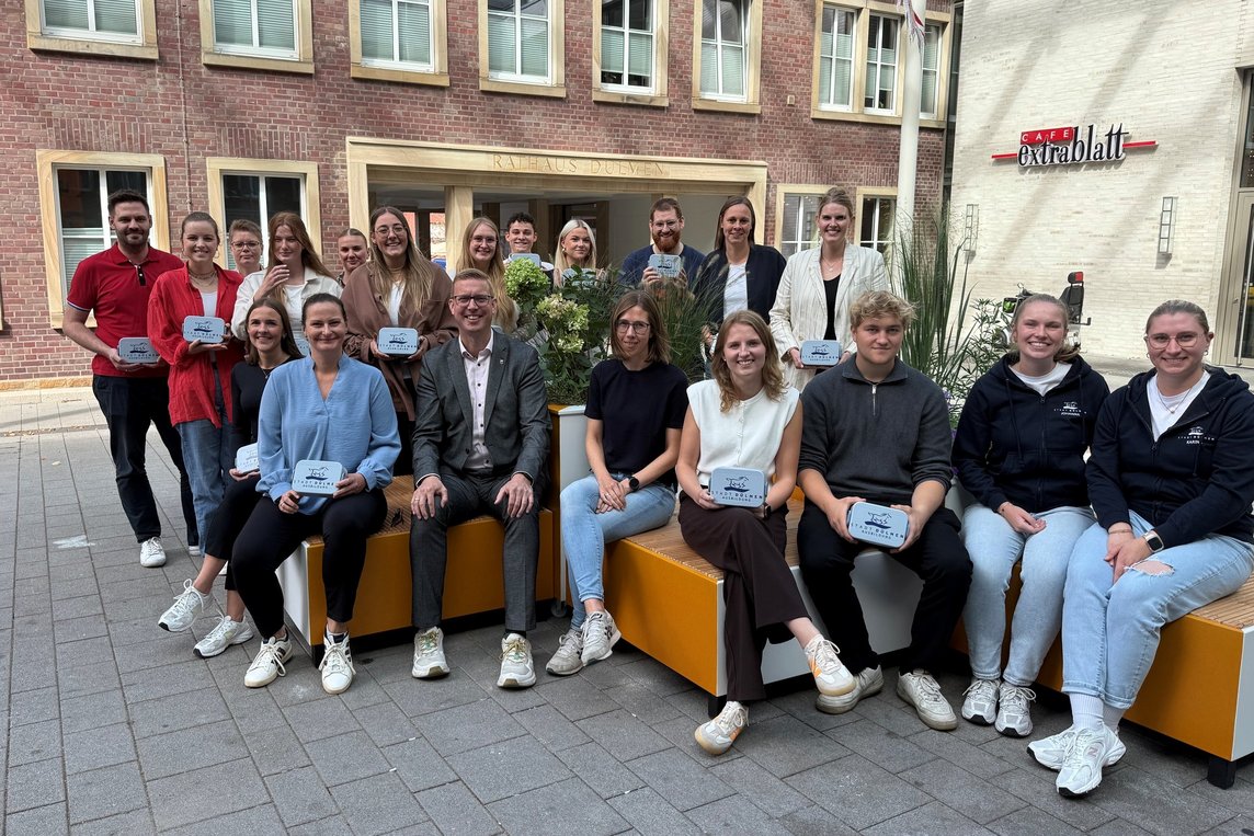 Bürgermeister Carsten Hövekamp (vorne, 2. v. li.) gratulierte den Absolventinnen und Absolventen. Foto: Stadt Dülmen