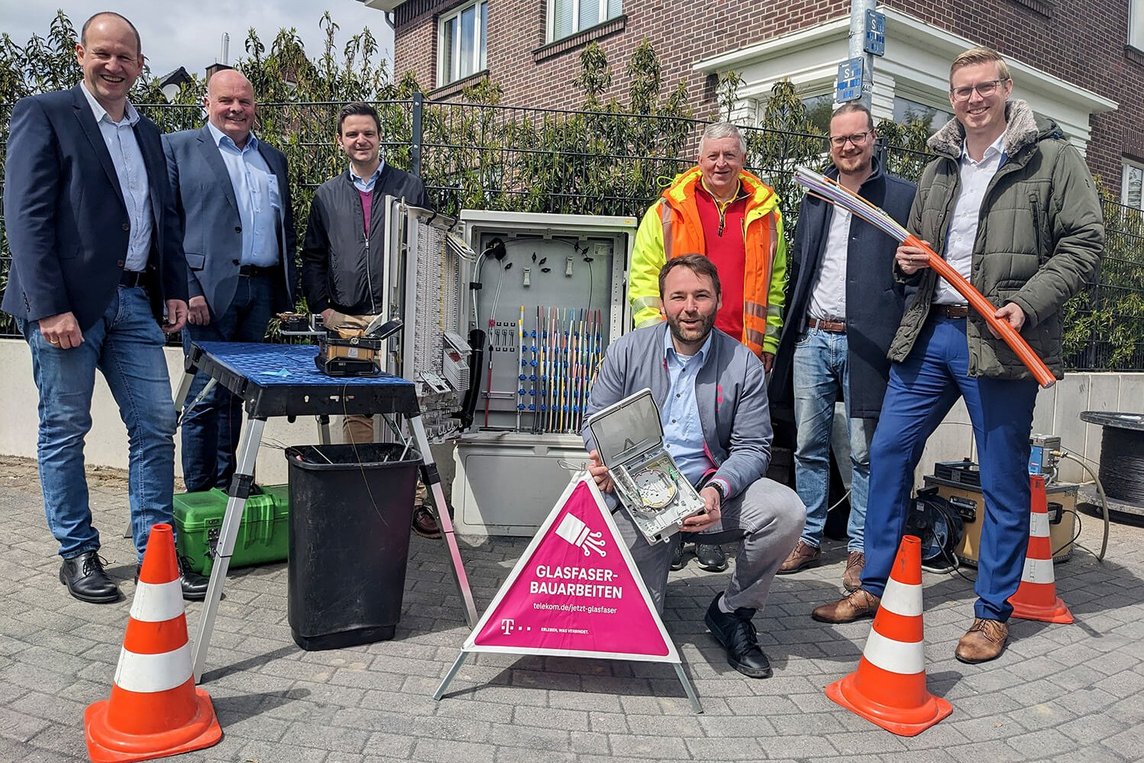 Dieses Foto zeigt Vertreter der Stadt Dülmen und der Deutschen Telekom beim Start der Arbeiten für den zweiten Bauabschnitt. 