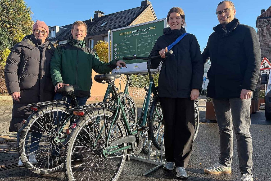 Dieses Foto zeigt ilke und Bernd Laukötter (MünsterlandRad), Katharina Stamer und Lennart Mania (Stadt Dülmen) vor der neuen Ausleihstation