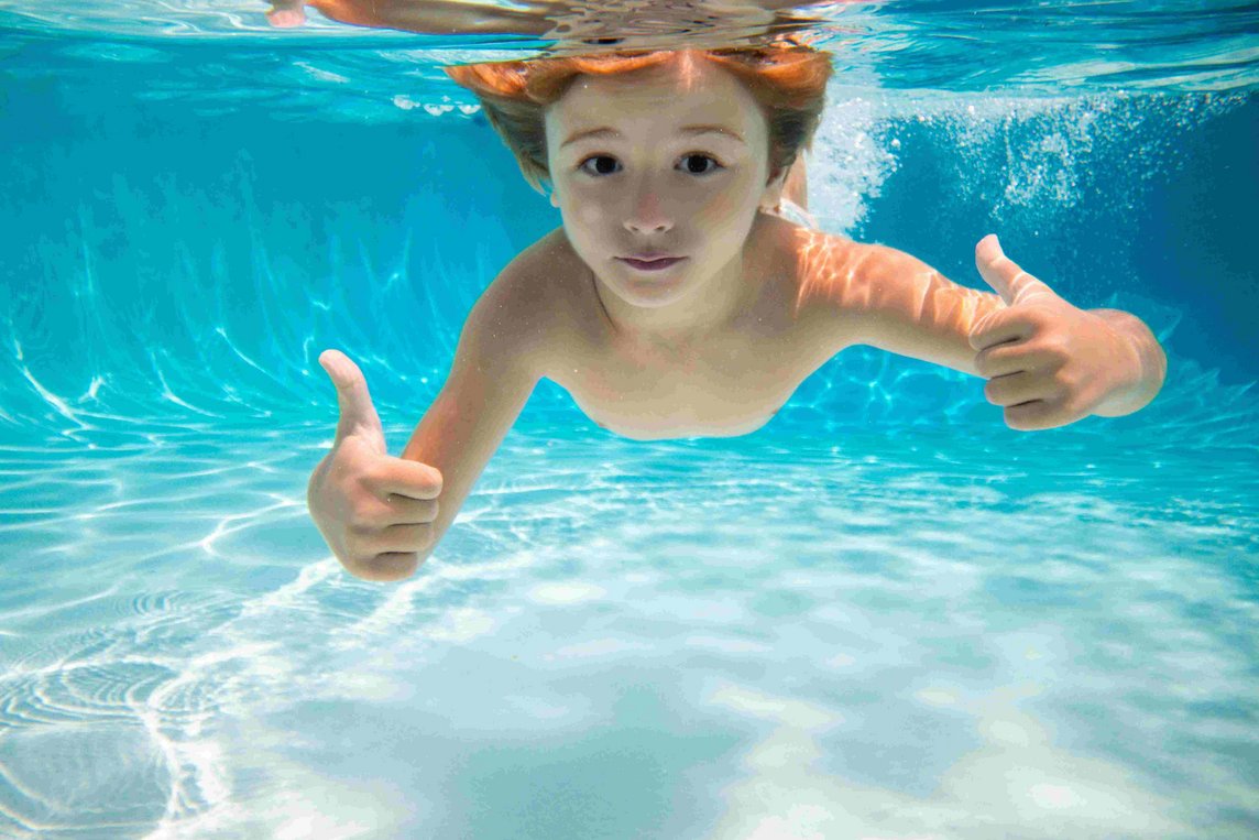 Dieses Foto zeigt ein Kind im Wasser