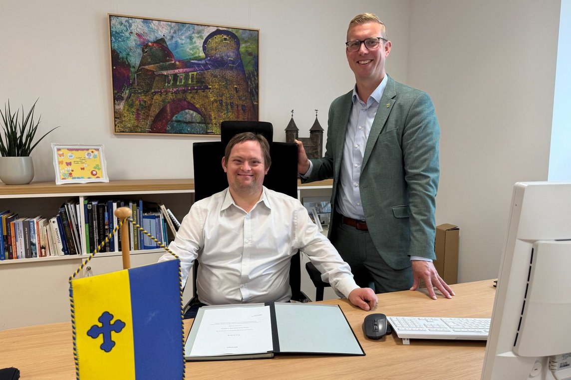 Beim „Schichtwechsel“ nahm Björn Mölders strahlend am Schreibtisch von Bürgermeister Carsten Hövekamp Platz. Foto: Stefanie Kannacher