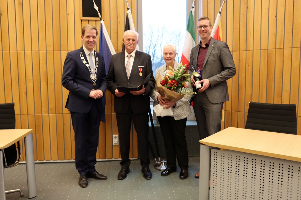 Landrat Dr. Christian Schulze Pellengahr mit Siegfried Kind, Rosel Kind und Dülmens Bürgermeister Carsten Hövekamp (v.l.n.r.) während der Verleihung (Foto: Kreis Coesfeld).