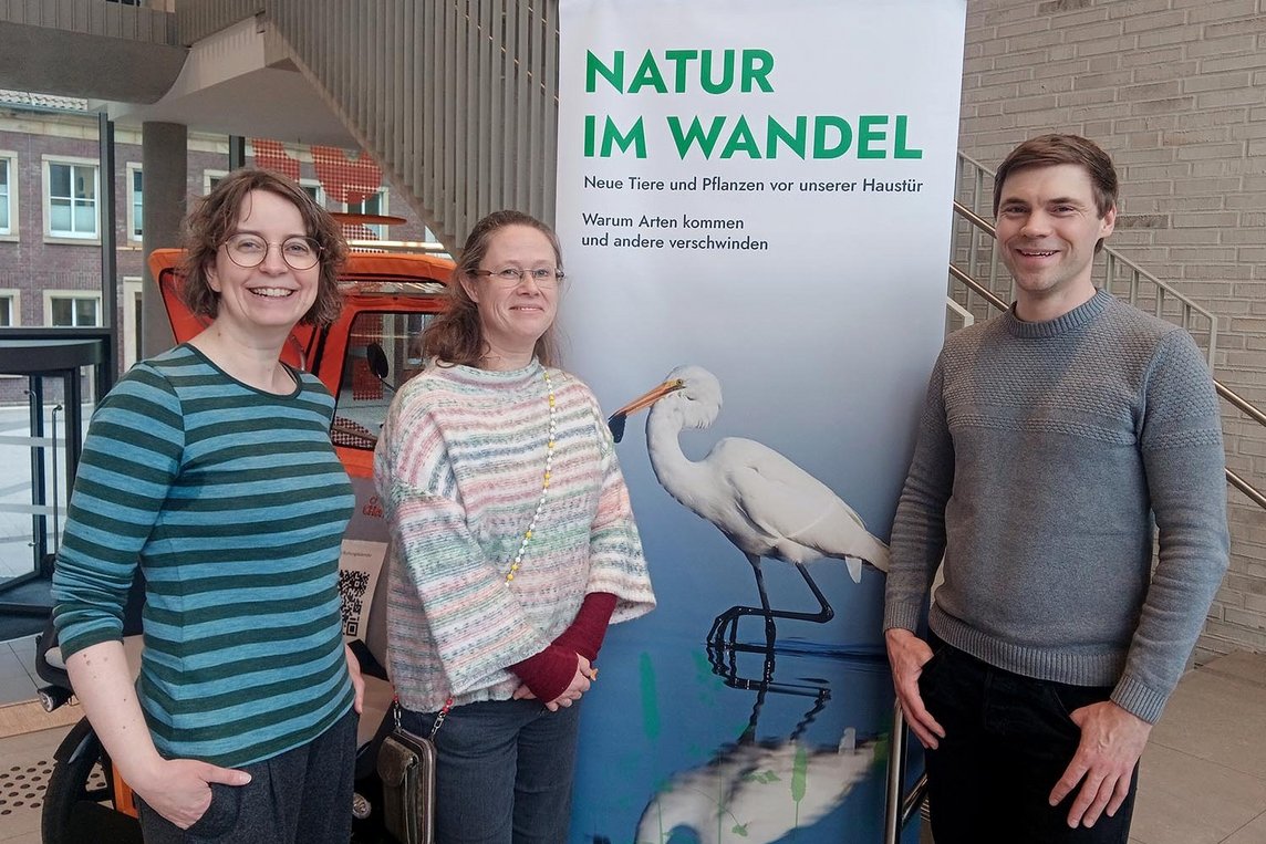 •	Haben gemeinsam die Ausstellung „Natur im Wandel“ in das einsA geholt: Carolin Dietrich (Klimaschutzmanagerin Stadt Dülmen), Dr. Marion Jekat (Leiterin Biologisches Zentrum), David Sommer (Klimaschutzmanager Stadt Dülmen). (Foto: Stadt Dülmen / Lükens)