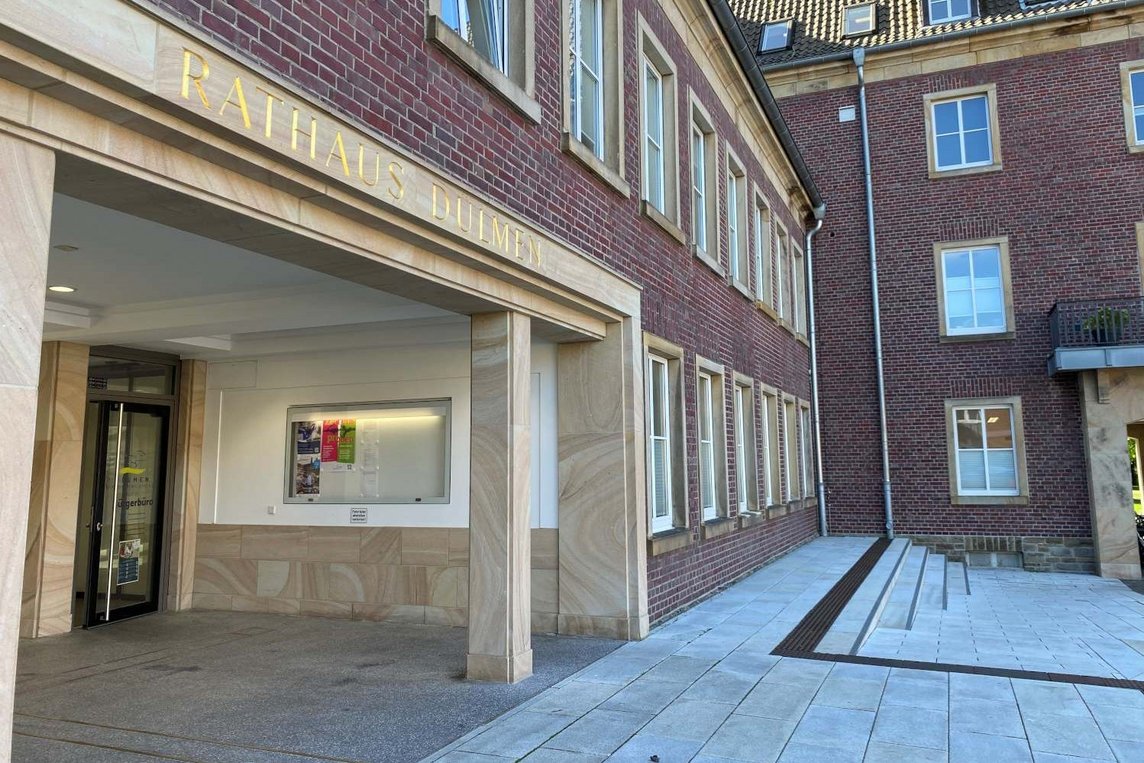 Dieses Foto zeigt den Eingang zum Bürgerbüro im Rathaus. 
