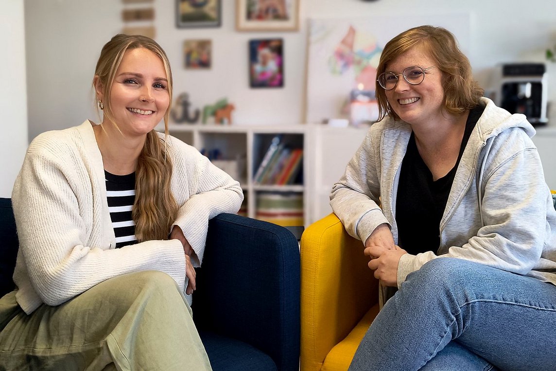 Dieses Foto zeigt die Verfahrenslotsinnen Anna Schrey und Linda Scherder