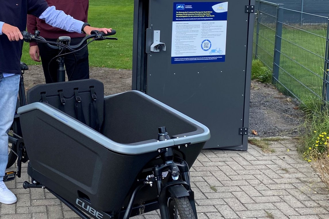 Das Foto zeigt ein Lastenrad vor der Mobilbox.