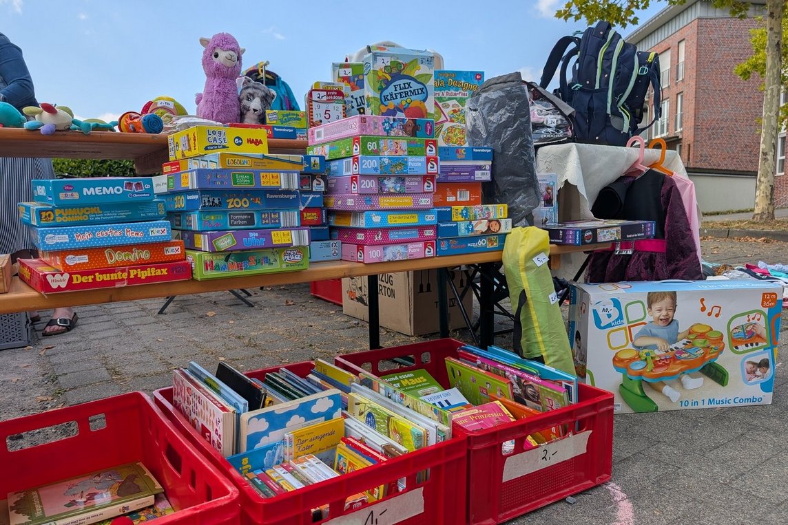 Das Foto zeigt einen Stand mit Spielzeug vom Kinderflohmarkt