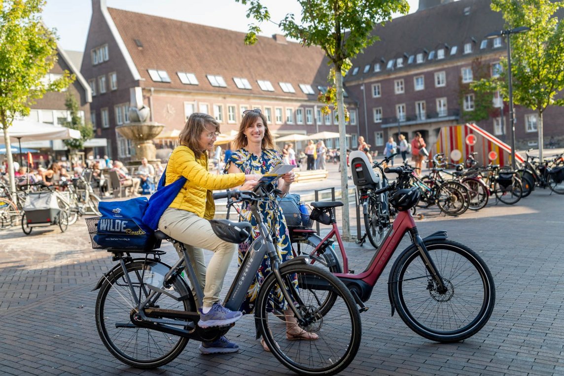 Dieses Foto zeigt zwei Fahradfahrerinnen in der Innenstadt.