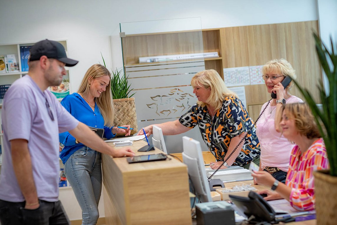 Dieses Foto zeigt Mitarbeitende und Kunden im städtischen Bürgerbüro
