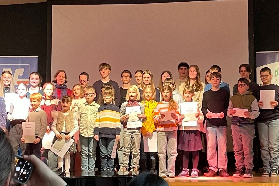 Das Foto zeigt die Preisträgerinnen und Preisträger mit ihren Urkunden.