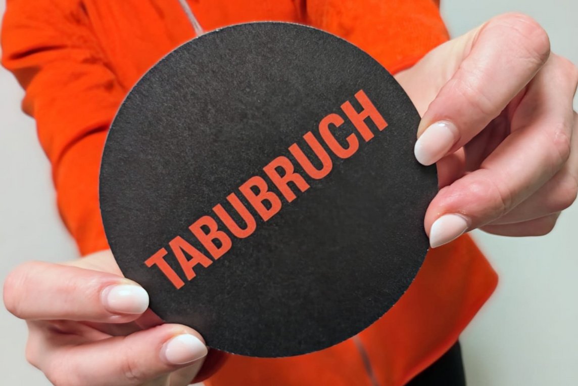 Dieses Foto zeigt einen Bierdeckel mit der Aufschrift "Tabubruch". 