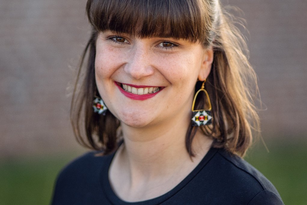 Kursleiterin Jana Benecken mit Perlenohrringen