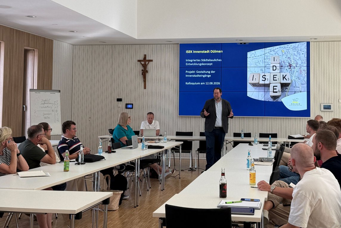 Stadtbaurat Markus Mönter (Mitte) sowie weitere Vertreterinnen und Vertreter der Verwaltung stellten den vier Landschaftsarchitekturbüros ihre Aufgabenstellung vor und stimmte mit ihnen den weiteren Werkstattprozess ab.  Foto: Stadt Dülmen/Kannacher  