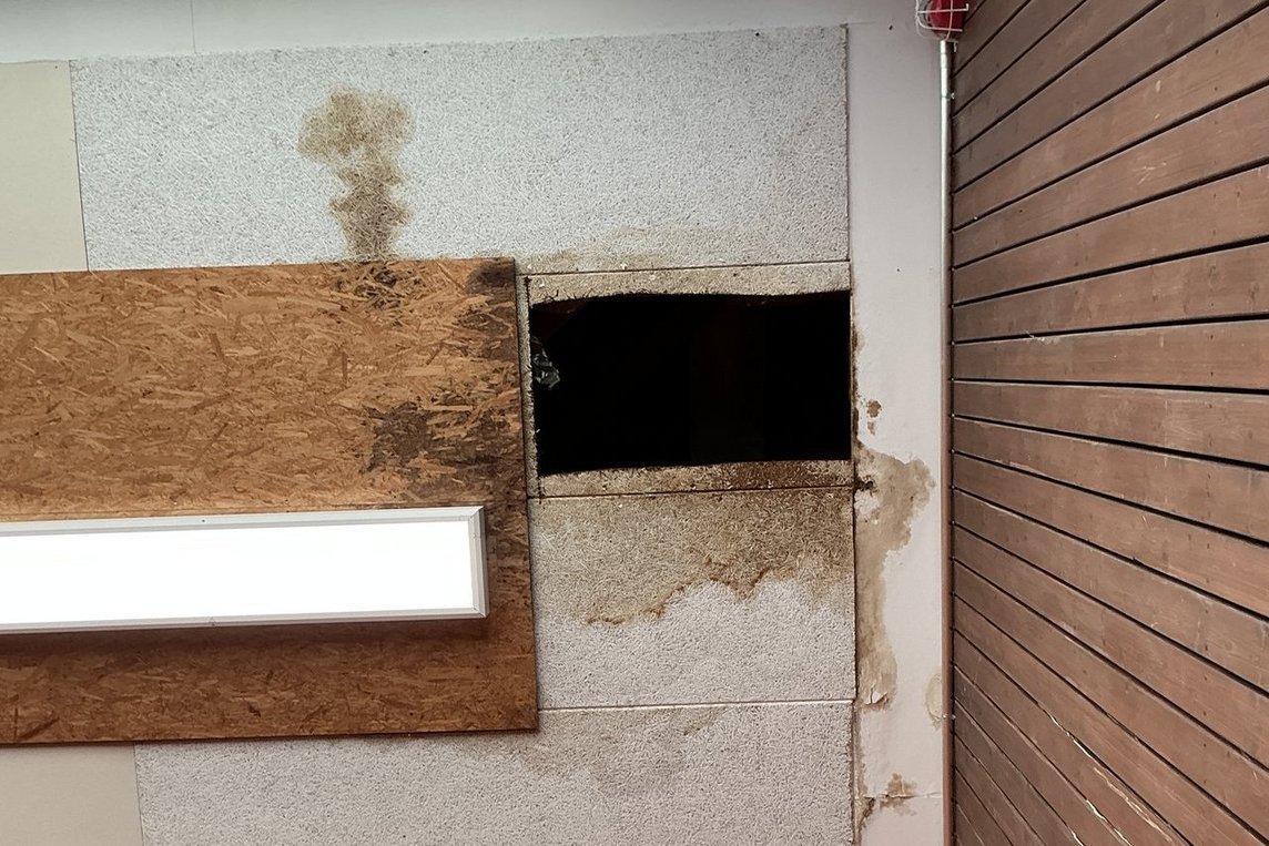 Das Bild zeigt eine Hallendecke mit einer kleinen Öffnung. 