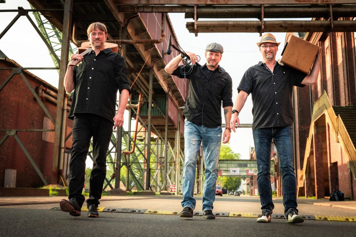 Das Trio „Wir sind drei“ hat zum Ausklang des Bürgertreffs ab 16 Uhr handgemachte Akustikmusik im Gepäck. 