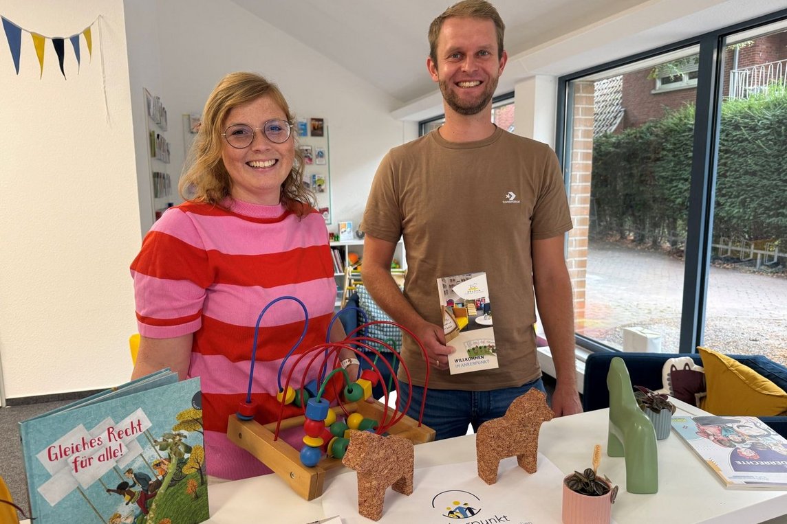 Linda Scherder und Maximilian Reick vom städtischen Fachbereich Jugend und Familie freuen sich über alle Besucherinnen und Besucher im Ankerpunkt und sind gespannt auf die Ergebnisse der Befragung. Foto: Stadt Dülmen/Kannacher