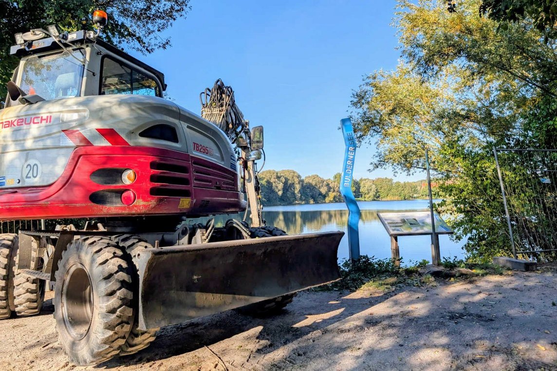 Dieses Foto zeigt die Rückschnittarbeiten am Bulderner See