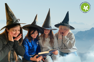 lesende Schülerinnen der Hermann-Leeser-Schule, in Anlehnung an Harry Potter verkleidet