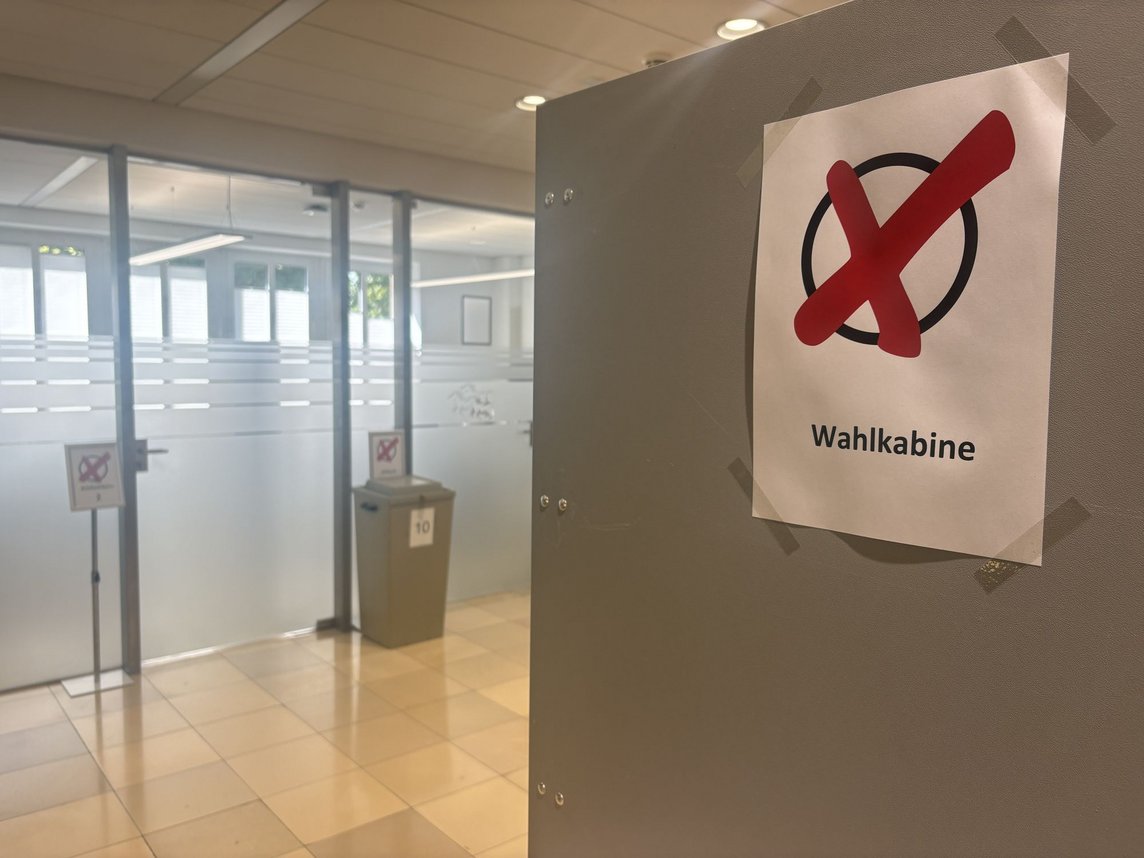 Das Foto zeigt eine Wahlkabine.