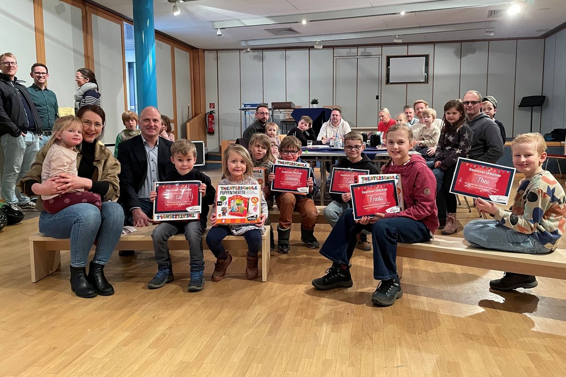 Sabrina Rustige vom städtischen Kulturteam (li.) überreichte die Preise an die kleinen Gewinnerinnen und Gewinner und dankte düb-Geschäftsführer Burkhard Demes (2. v. li.) für die Unterstützung. Foto: Stadt Dülmen/Kock