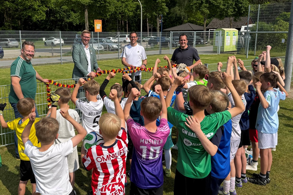 Bürgermeister Carsten Hövekamp (2. v. li.) sowie Marco Bücker (2. v. re.), Enno Egbert (li.) und Jens Kannacher als Vertreter der Bolzplatz-Initiative gaben den Platz unter großem Jubel der Hausdülmener Fußball-Fans frei. Foto: Stadt Dülmen