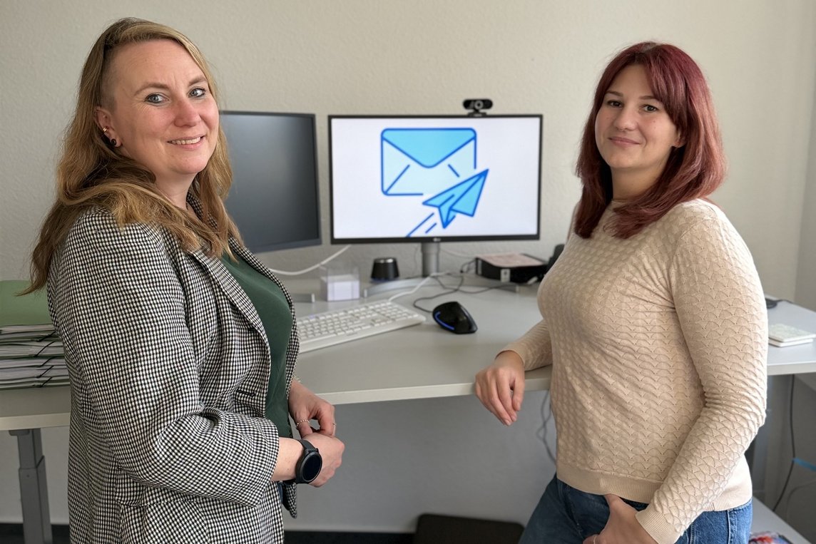 Fachbereichsleiterin Ann-Kathrin Bruns (li.) und ihre Stellvertreterin Lisa Buchholz vom Fachbereich Bauaufsicht und Denkmalschutz stellen das neue digitale Angebot vor. Foto: Stadt Dülmen 