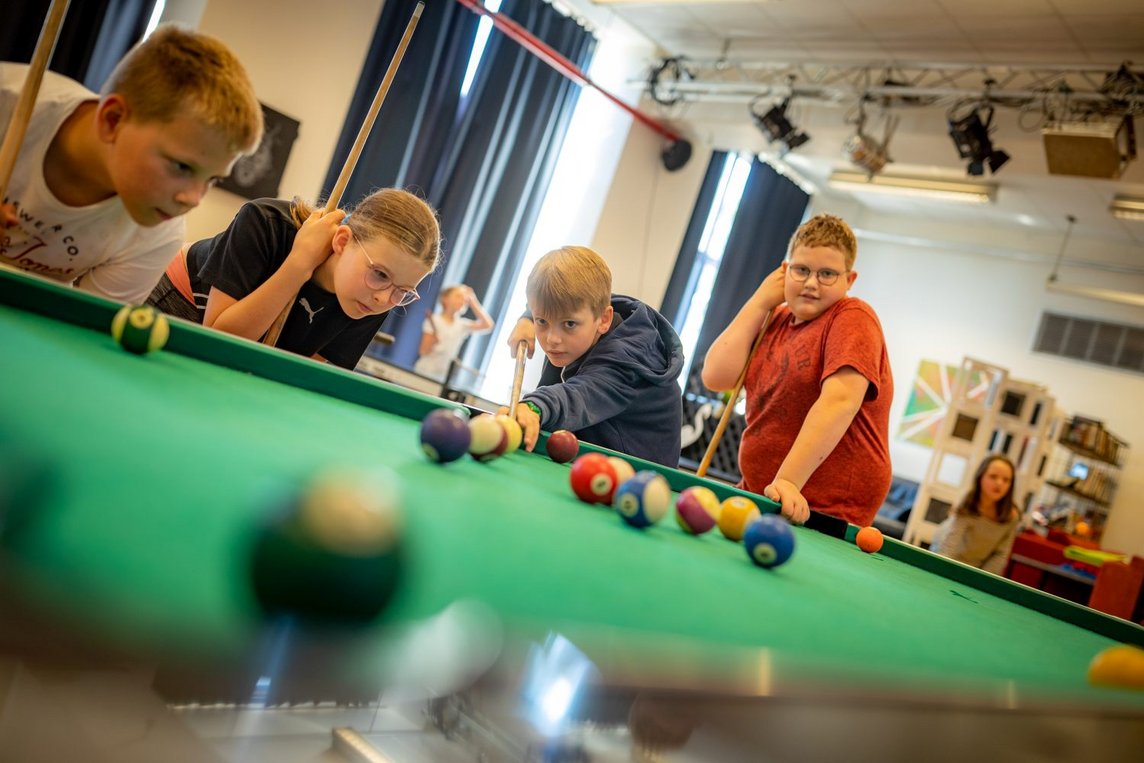 Dieses Foto zeigt Jugendliche beim Billardspielen