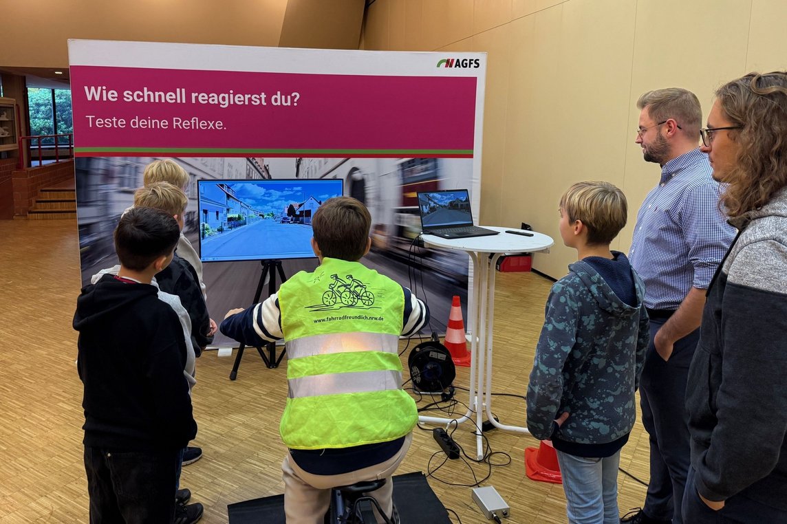 Lennart Mania (re.) und Stefan Ricker von der Stadt Dülmen begleiteten den Start der Verkehrssicherheits-Aktion der AGFS am Clemens-Brentano-Gymnasium. Foto: Stadt Dülmen/  Kannacher