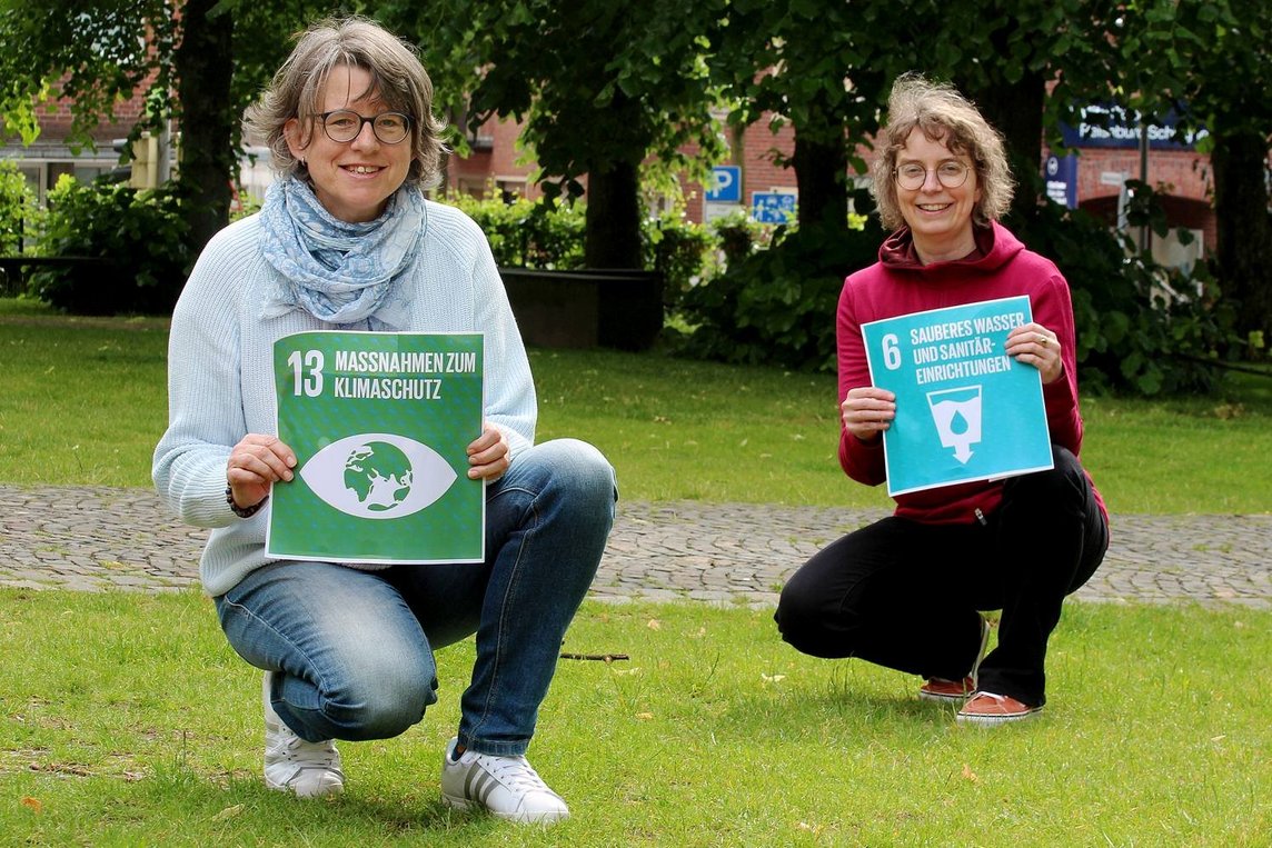 Dieses Foto zeigt Reinhild Kluthe (l., Leiterin Stabstelle Umwelt- und Klimaschutz) und Carolin Dietrich (Klimaschutzmanagerin)