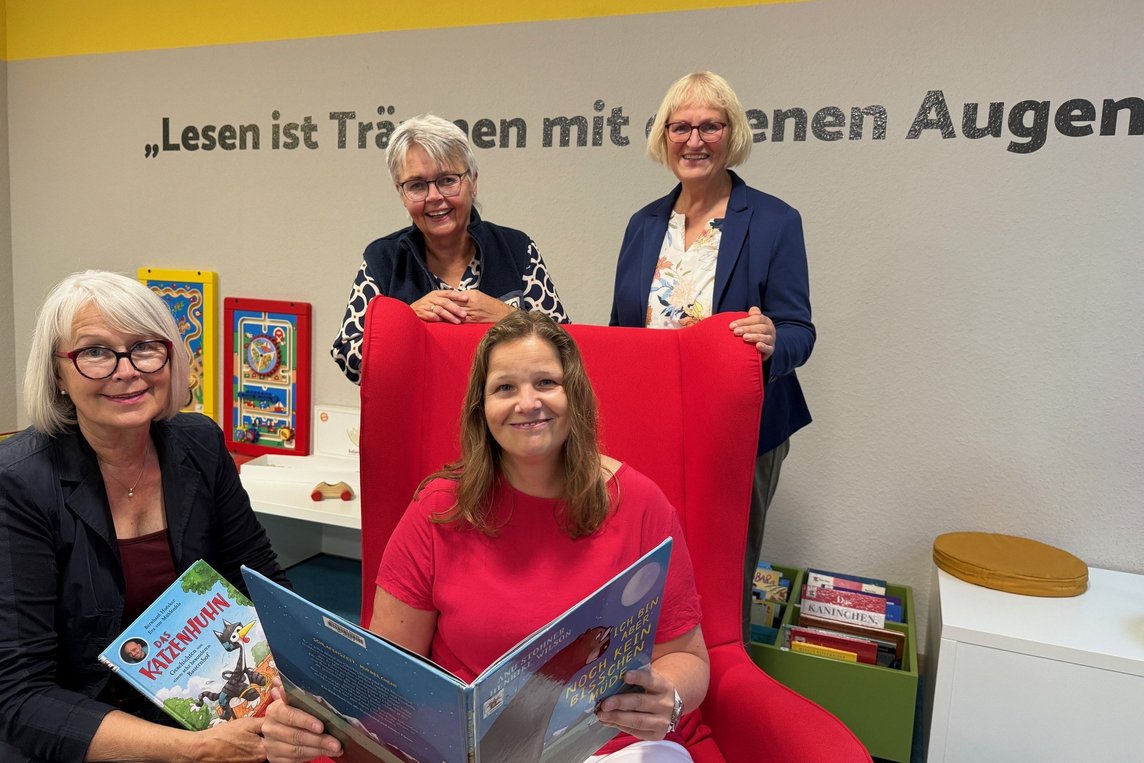 Freuen sich über zusätzliche Vorlesepatinnen und -paten (v. li.): Renate Hörbelt, Reinhild Bohms, Büchereileiterin Petra Toppmöller und Birgit Lorson. Foto: Stadt Dülmen/Kannacher 