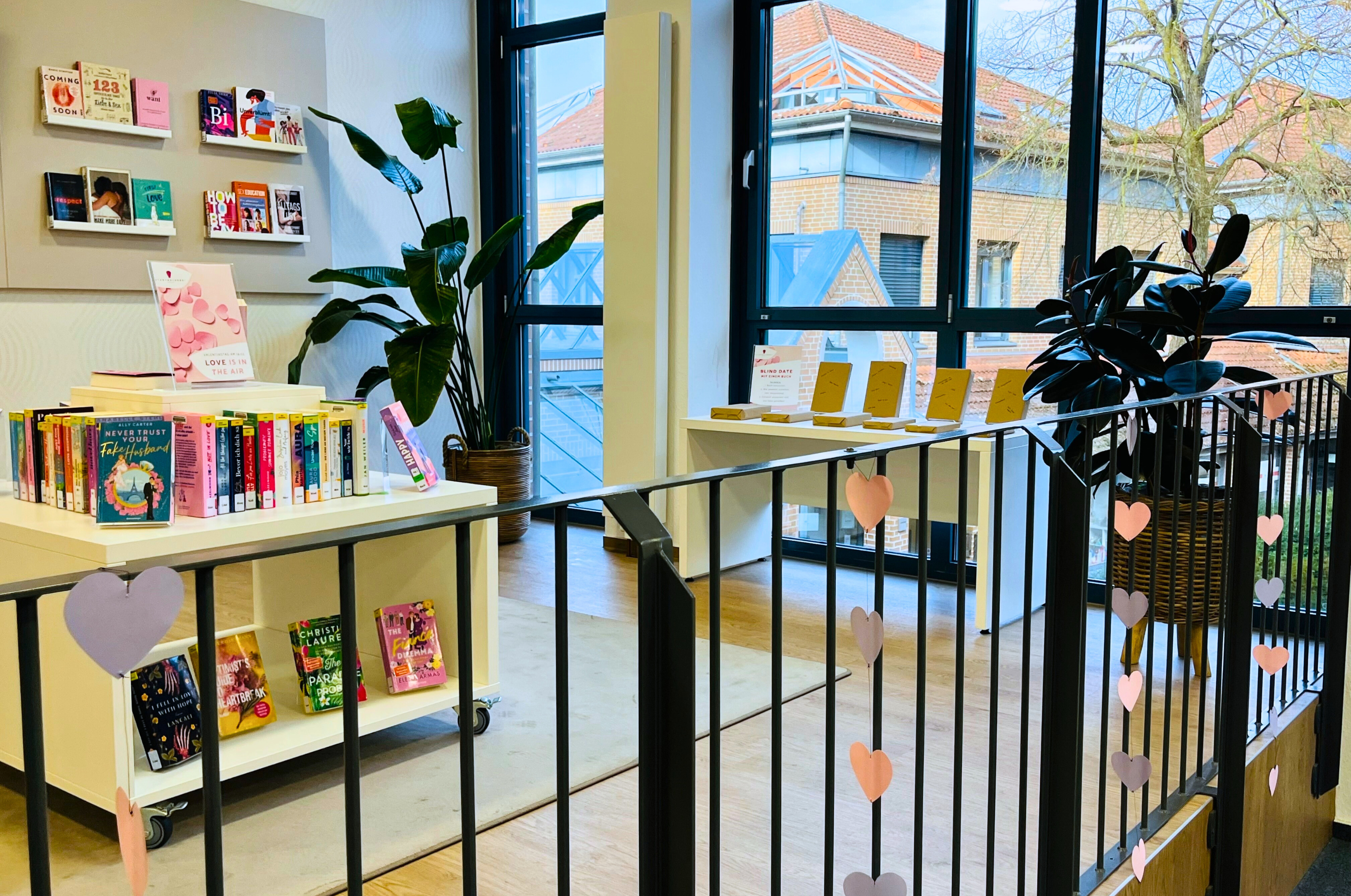 Die Ausstellungsfläche im Obergeschoss der Stadtbücherei, bestückt mit Büchern zum Thema Liebe und Blick auf einen Tisch mit der "Blind Date mit einem Buch"-Aktion